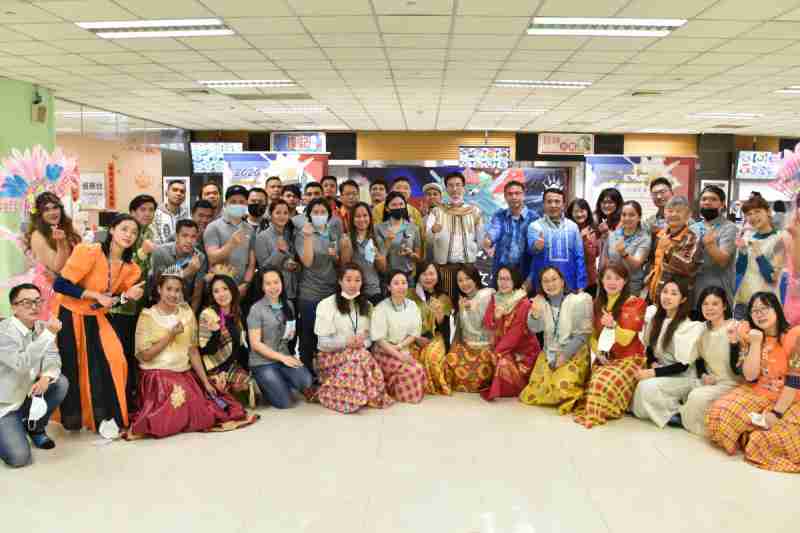 友達推動「安心、、創新、、、、用心、、、同心、、盡心」五星職旅，，，，為菲籍員工打造全方位照護，，，，首度贏得「人權實踐與發展領袖獎」殊榮