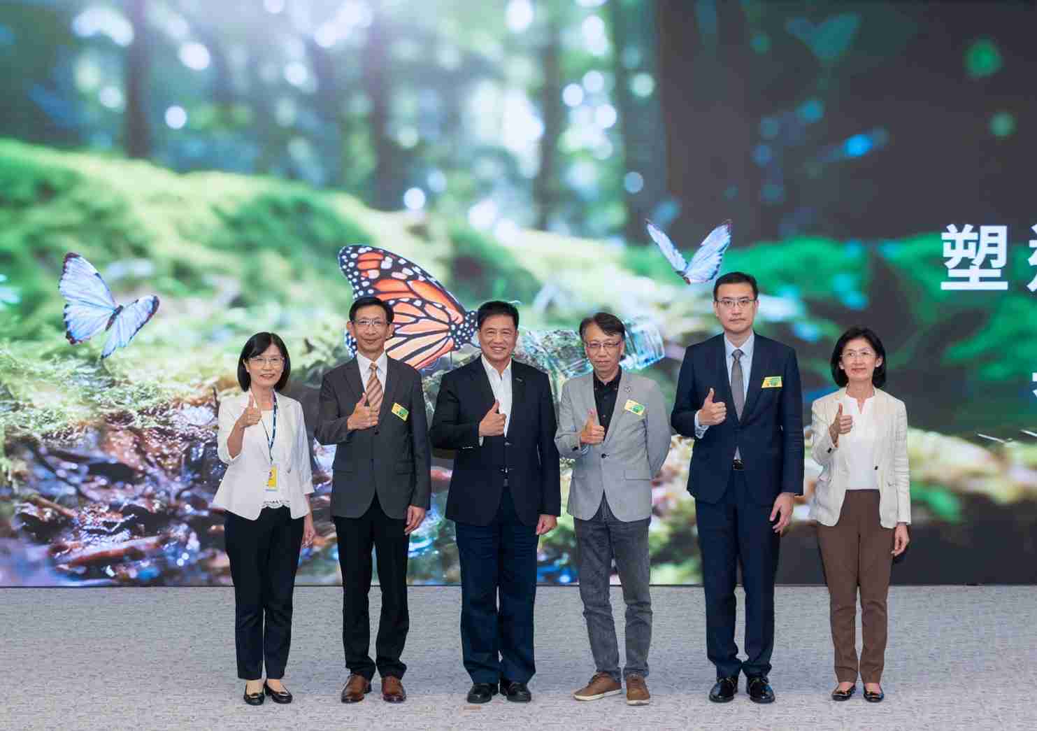 友達2023 CSR共榮大會，，，，邀請領域專家分享交流生物多樣性管理趨勢、、、無塑產品、、、、海廢永續塑料等議題  （圖左到右：友達光電永續長古秀華、、3M台灣技術長陳君杰、、友達光電董事長暨集團策略長彭双浪、、、、光寶科技企業永續發展處處長陳慶暉、、、、安永聯合會計師事務所執業會計師曾于哲、、、、友達光電供應鏈總部副總經理吳宜芳）