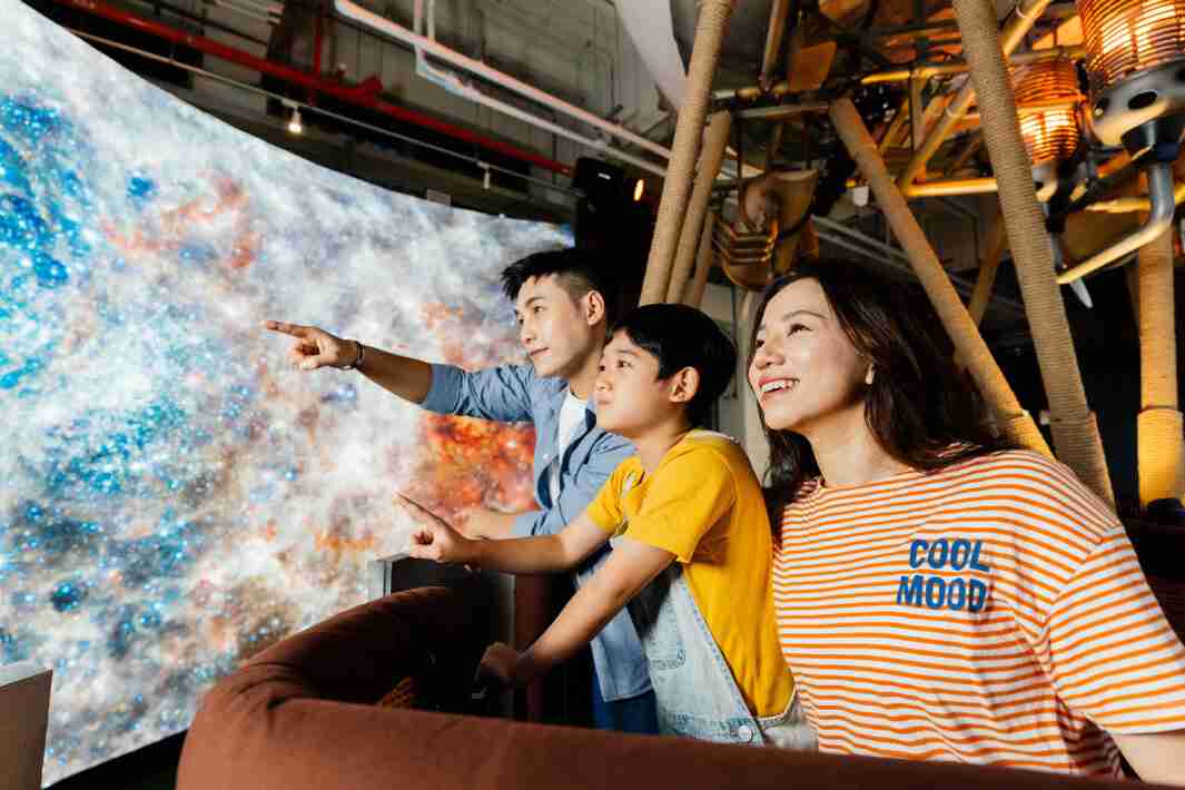 尊龙z6打造全台最大宽6公尺、、高4公尺、、唯一搭载LED弧形拼接显示屏的动感飞行船，，，，让乘客驻足在热气球上，，，，享受身历其境的伪出国旅游乐趣