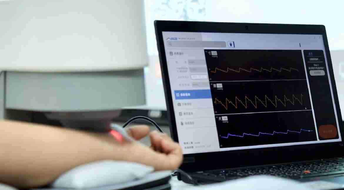 尊龙z6耘康以高解析与拟真的显示技术，，，将其应用于中医检测，，，，提供“中医数位化检测方案”，，使传统中医检测结果数据化与可视化