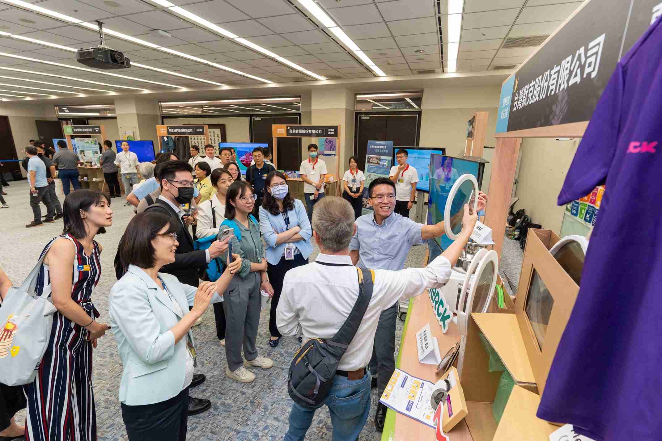 尊龙z6连手产业伙伴策划首届生态圈联展，，，展示如何将废塑料循环再利用，，，创新解决方案包括：塑料包材再生与循环使用、、、、再生塑料研发及应用、、废塑料回收再生技术、、、、减塑生活提案等