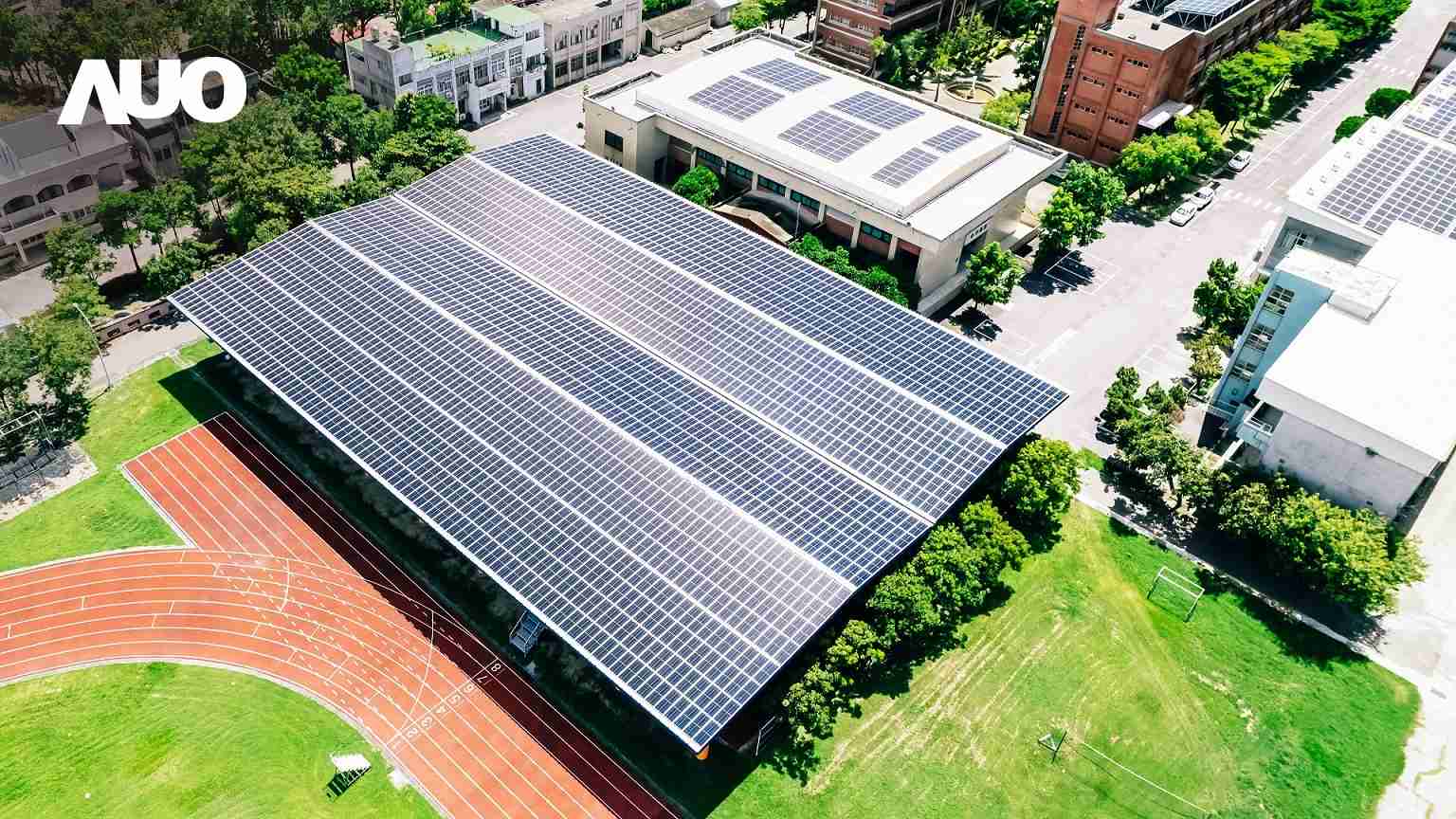 尊龙z6SunSteel光电整合型浪板具备快速安装、、、、轻量化优势，，，，可提升15%发电效能，，，，通过国际IEC与台湾VPC认证安全、、防漏、、、、耐候标准