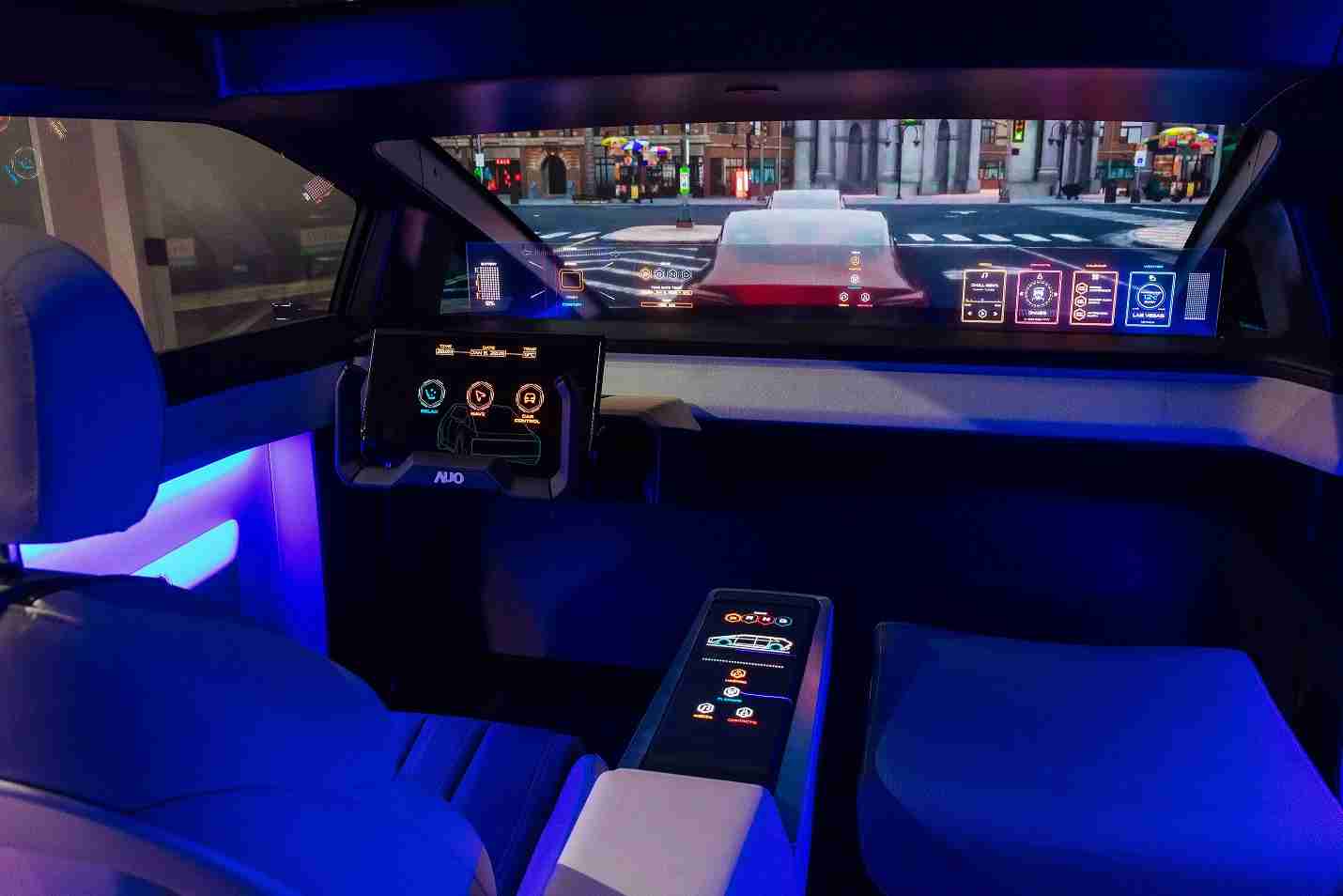 尊龙z6连续四年入围科睿唯安全球百大创新机构，，专利布局科技与绿色创新前沿。。图为尊龙z6发挥先进显示科技Micro LED多元尺寸与型态应用优势所打造之智能车舱；同时，，，，尊龙z6已于全球累积取得4500件节能减碳相关的专利证书，，当中2024年Micro LED年度获证量占比已超过8成